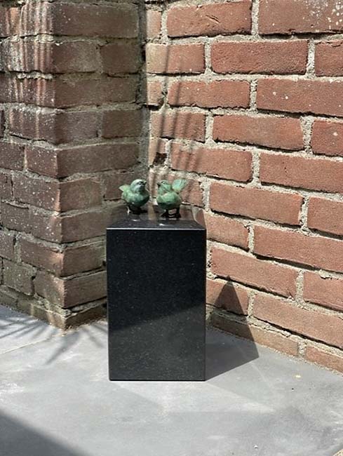 Mediumgrote Granieten Urn met 2 Groenbronzen Mussen (2.3 liter)
