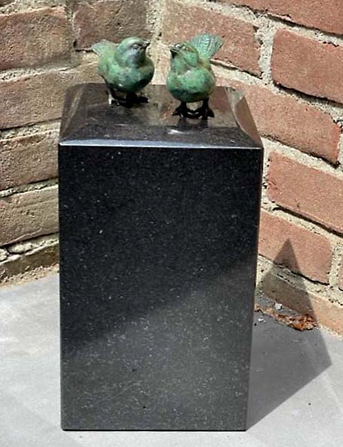 Mediumgrote Granieten Urn met 2 Groenbronzen Mussen (2.3 liter)