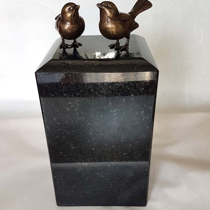 Mediumgrote Granieten Urn met 2 Bronzen Mussen (2.3 liter)