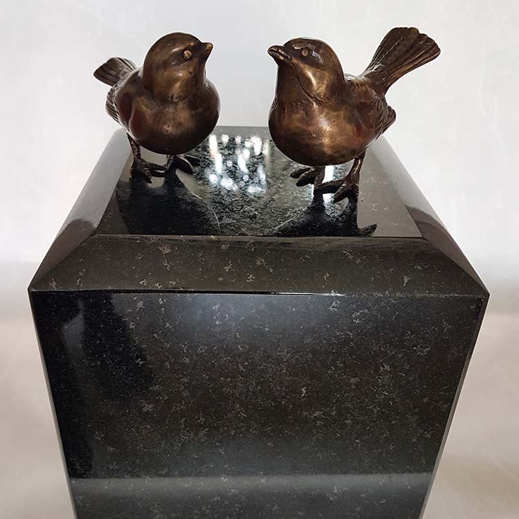 Mediumgrote Granieten Urn met 2 Bronzen Mussen (2.3 liter)