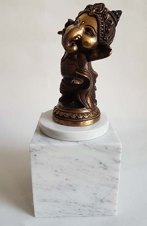 Baby Ganesh Urn - Beeldje op Witmarmer Assokkel (0.3 liter)