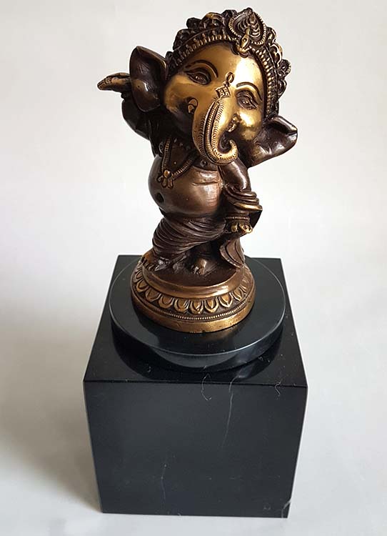 Baby Ganesh Urn - Beeldje op Zwartmarmer Assokkel (0.3 liter)