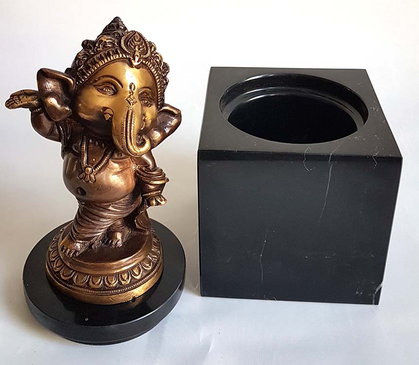 Baby Ganesh Urn - Beeldje op Zwartmarmer Assokkel (0.3 liter)