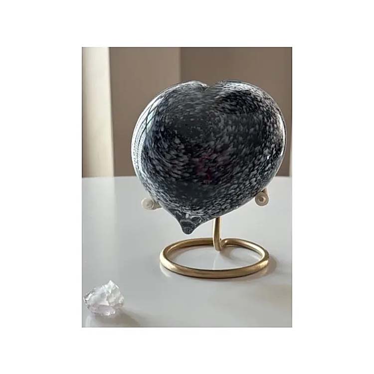 Urnwebshop Kristalglazen Hart Urn Zwartwit Melange, Goudkleur Staander (0.17 liter)