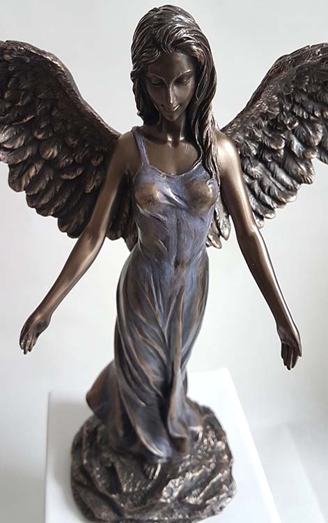 Bronzen Vredes-Engel op Witte MDF Assokkel (3.5 liter)