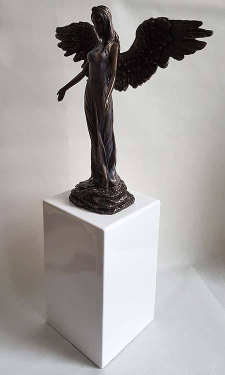 Bronzen Vredes-Engel op Witte MDF Assokkel (3.5 liter)
