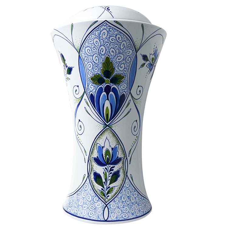 https://grafdecoratie.nl/photos/grote-keramische-Delfs-blauw-urn-DB01A-urnwebshop.jpg