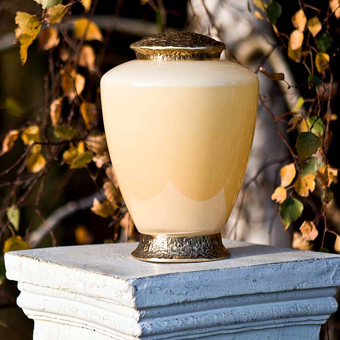 Amberkleurige Glazen Urn, Zilveren Voet en Deksel (3.5 liter)