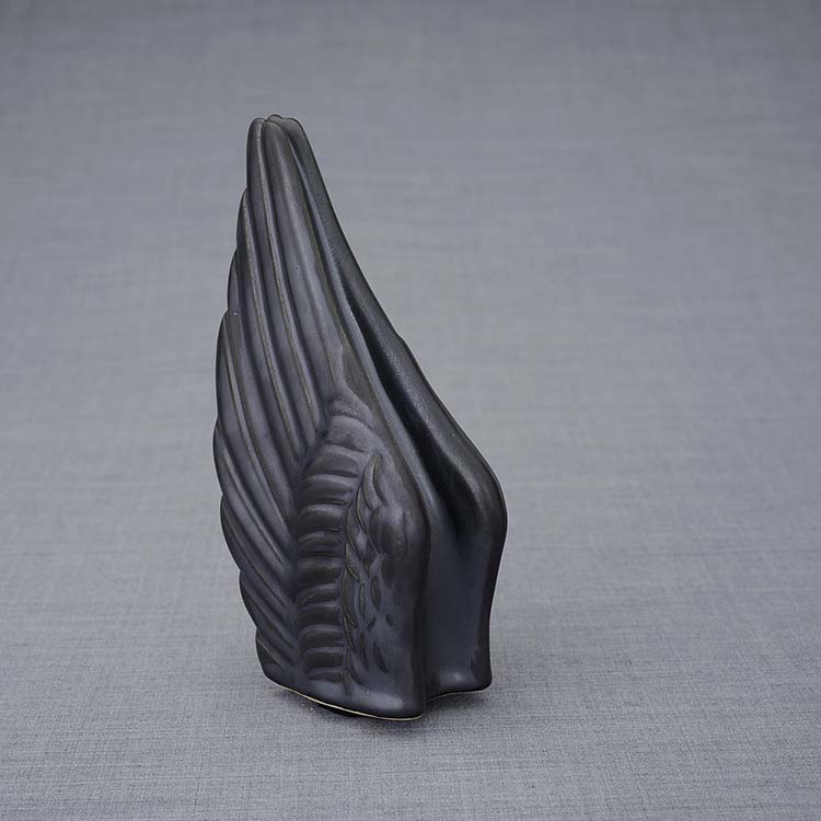 https://grafdecoratie.nl/photos/keramische-mini-art-urn-Wings-crematie-as-urnen-keramiek-WI-S07.JPG
